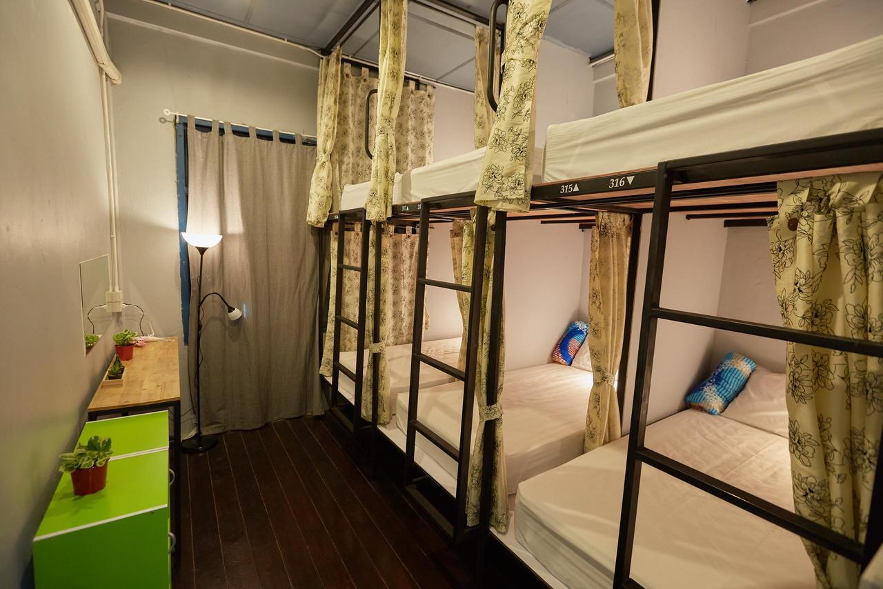 Meet Up Hostel Банкок Екстериор снимка